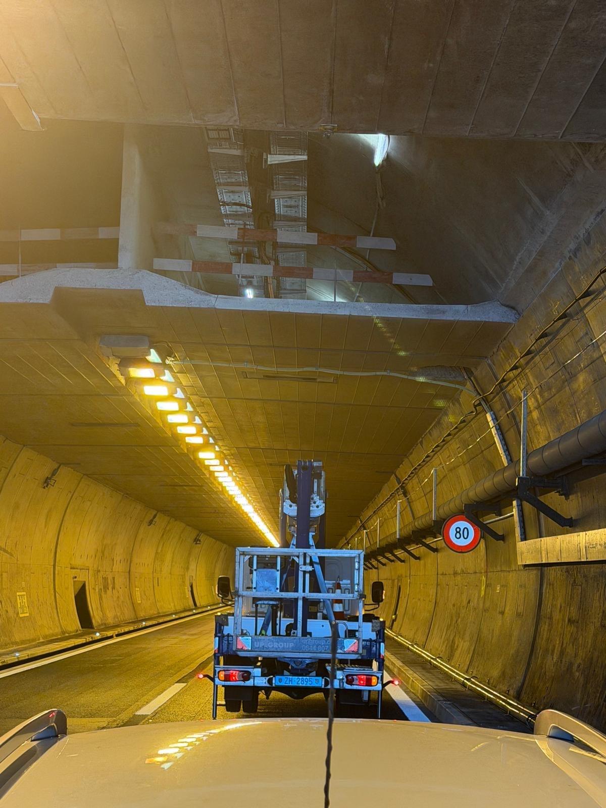 Montagefahrzeug mit Hubarbeitsbühne unter der Tunneldecke im Tunnel Kerenzerberg