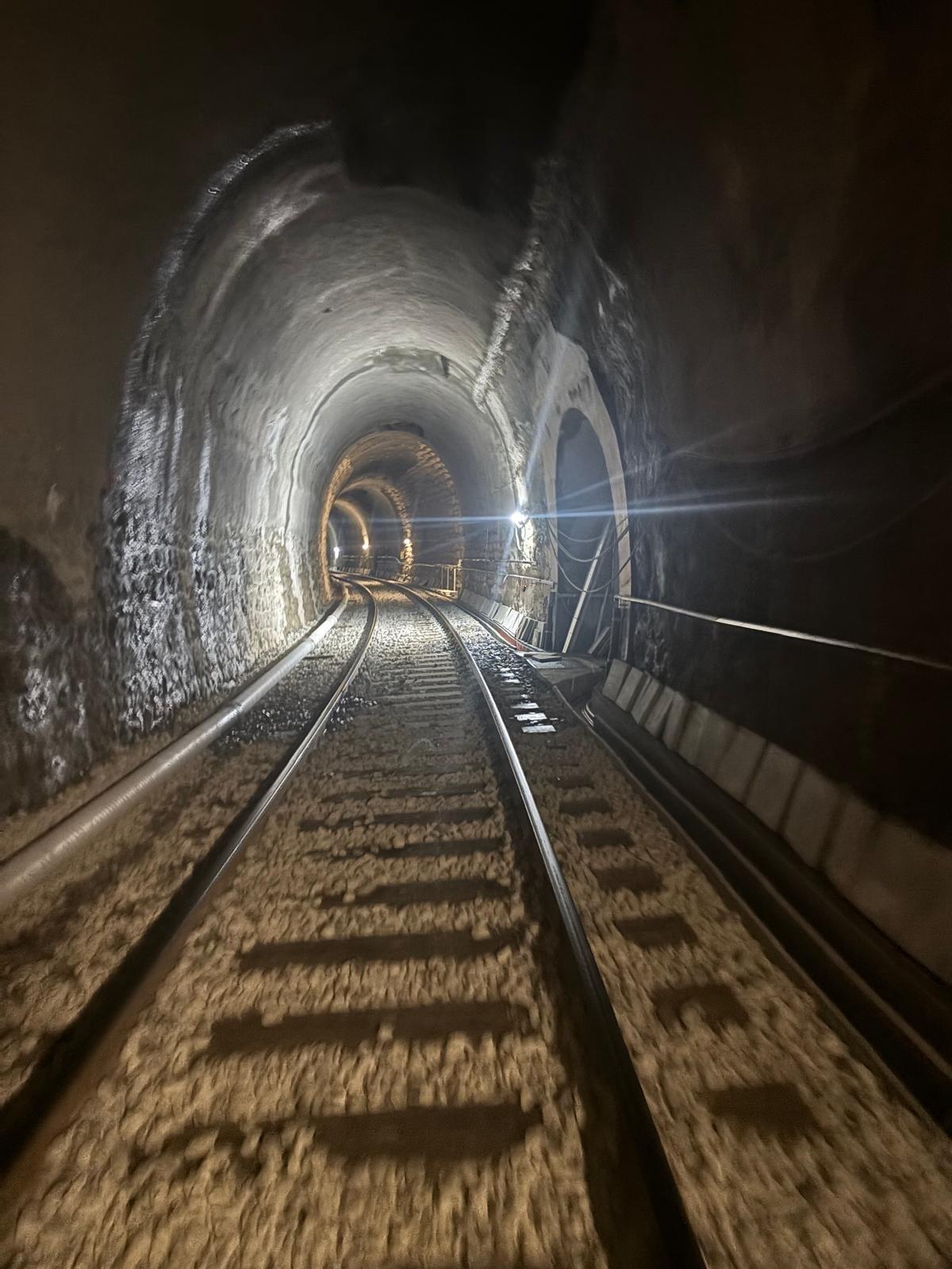 Beleuchteter Gleisabschnitt tief im Weissenstein-Tunnel